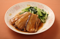 豚バラ肉の醤油煮込み、青菜添え